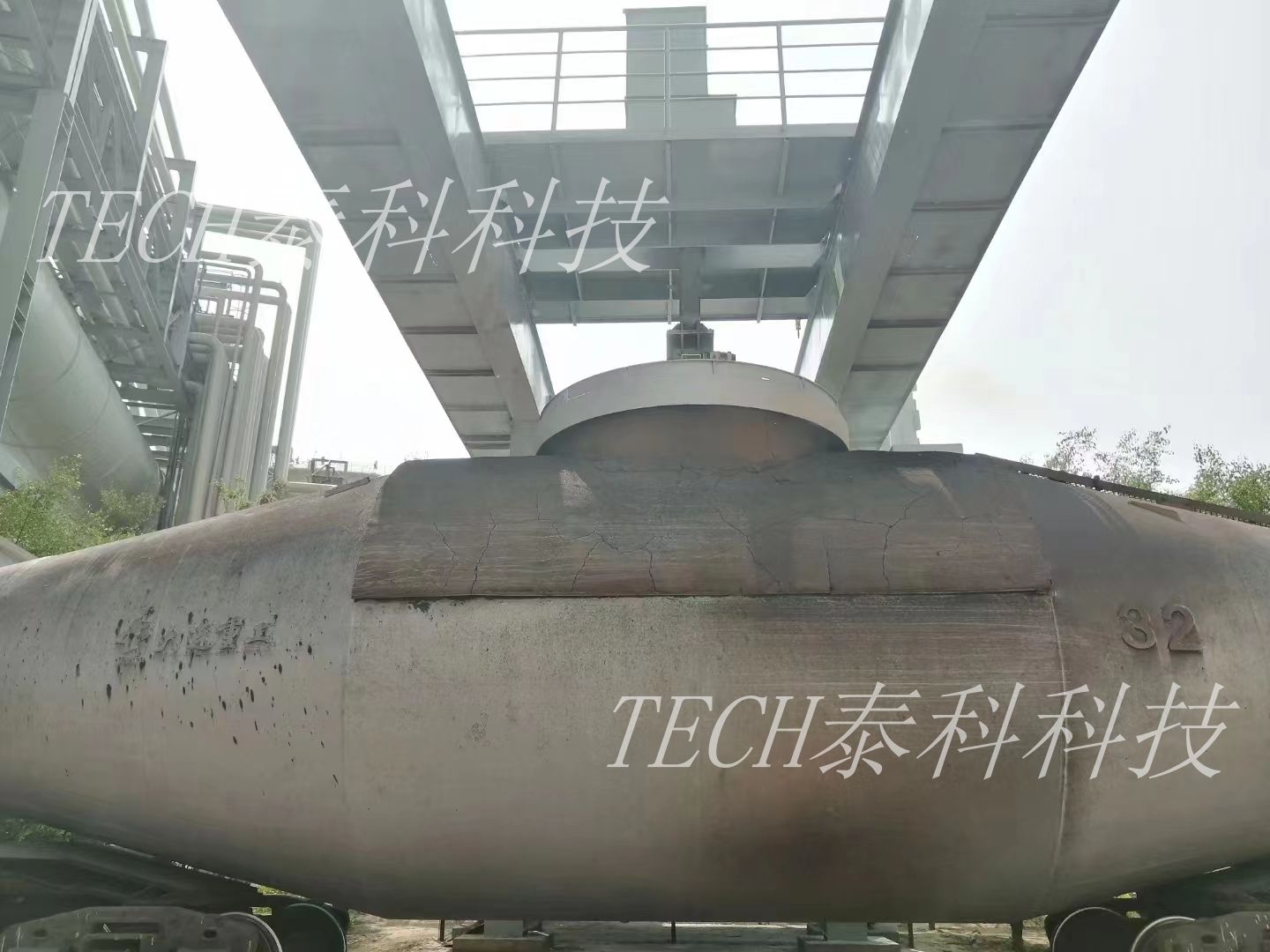 定點機(jī)械手式魚雷罐車加蓋裝置